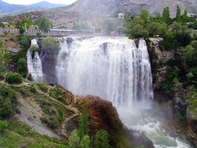La cascade de la rivière Tortum à Erzurum