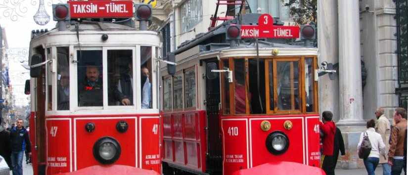 在独立大街(istiklal cad)乘坐怀旧电车